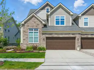 Stunning End-unit Townhome in North Oaks