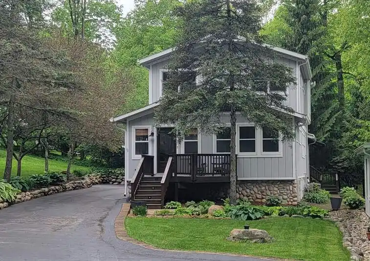 Immaculate Home Steps to the Lake