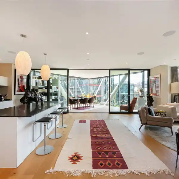 A BRIGHT AND SPACIOUS THREE BEDROOM APARTMENT