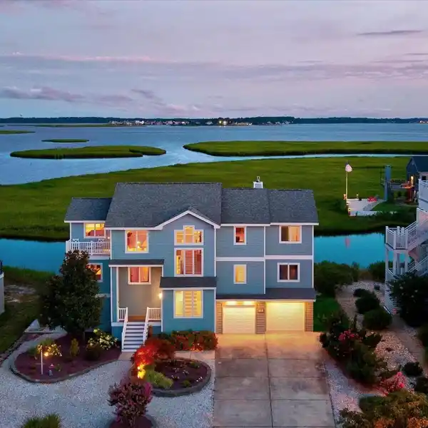 EXCEPTIONAL RESIDENCE IN SOUTH SHORE MARINA