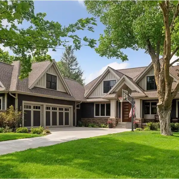 SPACIOUS HOME NEAR LAKE AND TRAILS