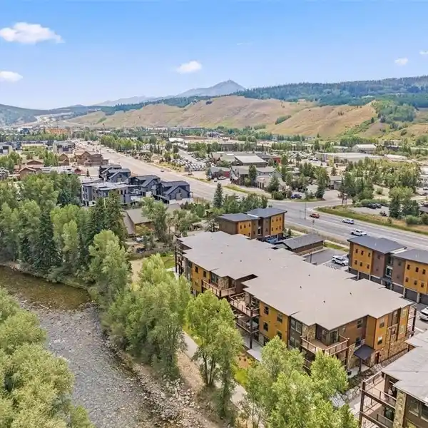 THOUGHTFULLY DESIGNED RESIDENCE WITH EXCEPTIONAL BALANCE OF MOUNTAIN SERENITY