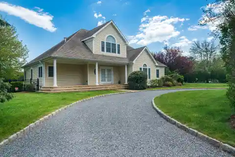 Freshly Decorated Five Bedroom Traditional Home for Rent
