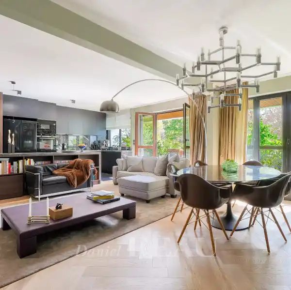 ELEGANT SOUTH-FACING APARTMENT