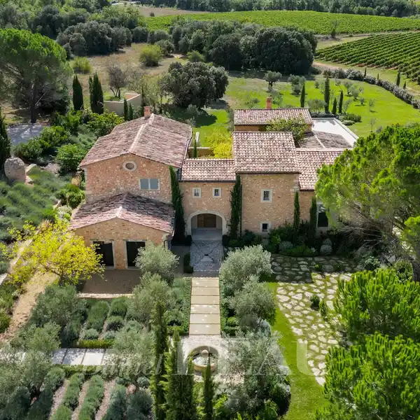 REFINED COUNTRYSIDE PROPERTY