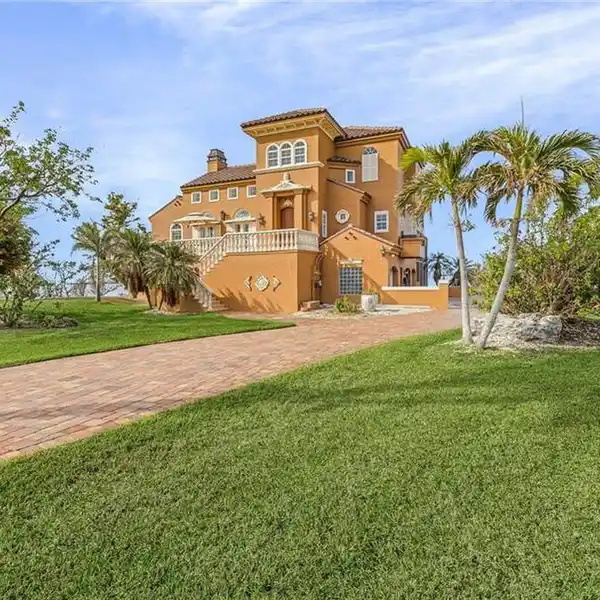 GORGEOUS CUSTOM HOME IN PRIVATE GALT ISLAND