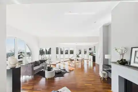 Elegant and Functional Penthouse Maisonette