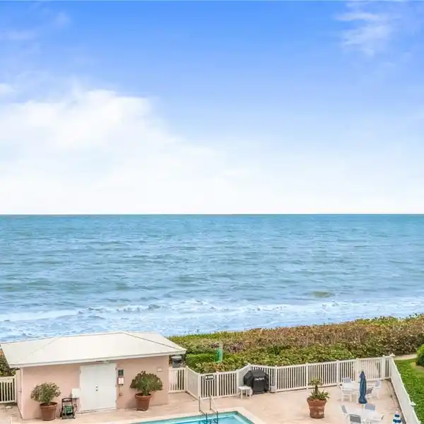 RARE SOUTHERN EXPOSURE PENTHOUSE