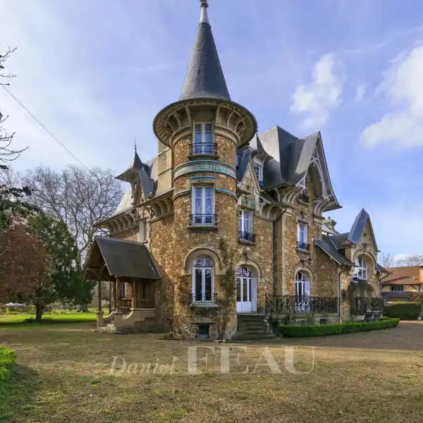 AMAZING FINELY DETAILED CHATEAU