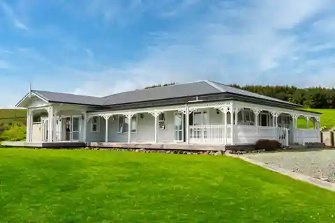 Grand Character Villa Near Mangawhai Surf Beach