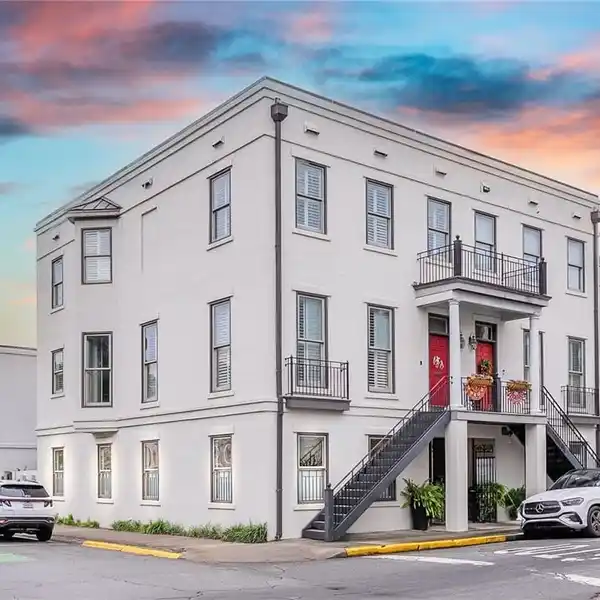 RARE SINGLE-LEVEL GARDEN CONDOMINIUM IN THE HISTORIC DISTRICT