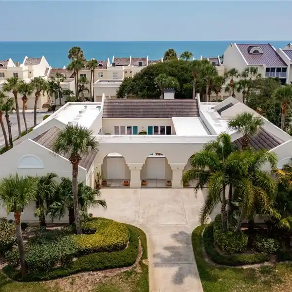 BAYTREE RESIDENCE STEPS FROM THE BEACH