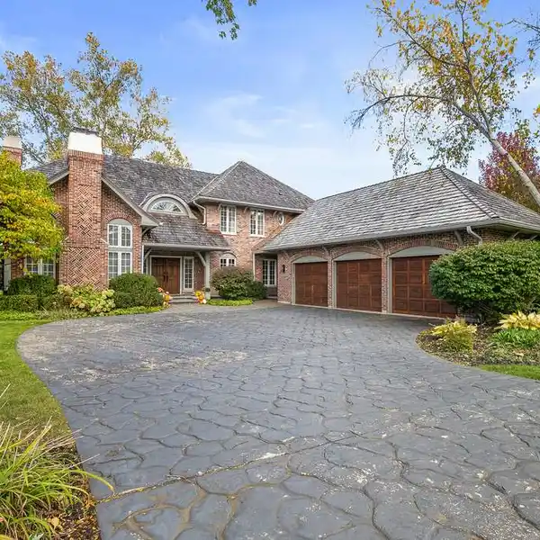 ENTERTAINER’S DREAM: WET BAR, FIREPLACES, SCREENED PORCH