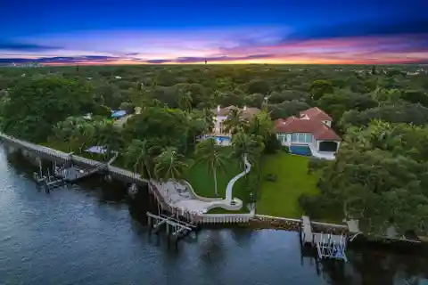 Gated Direct Intracoastal Property