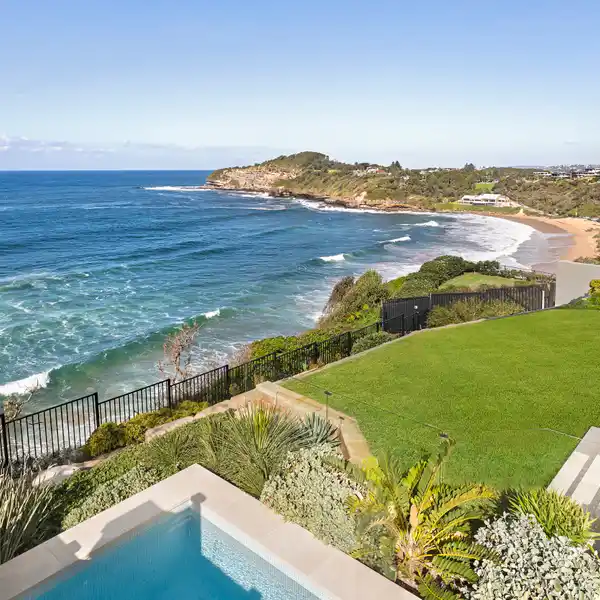 BESPOKE BEACHSIDE RESIDENCE