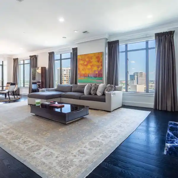 ICONIC RITZ-CARLTON LIVING WITH DESIGNER KITCHEN