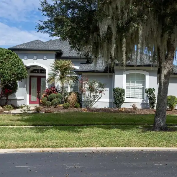 ELEGANCE AND COMFORT ON THE WATERFRONT