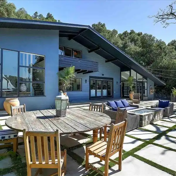 STRIKING MID-CENTURY HOME