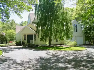 Cozy Home with an Enclosed Porch Overlooking the Pool