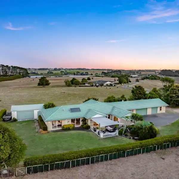 BEAUTIFULLY PRESENTED HOME