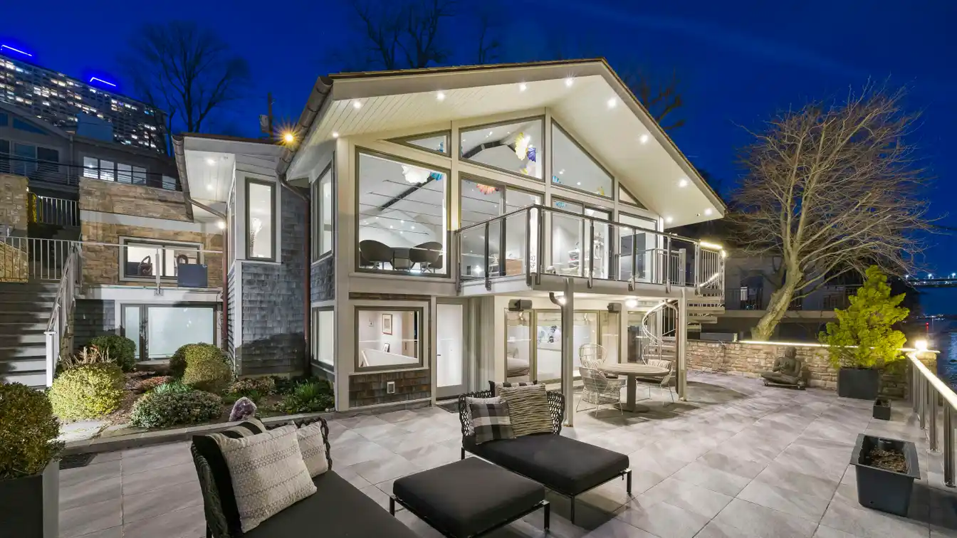 Manhattan Majesty Residence on the Hudson River