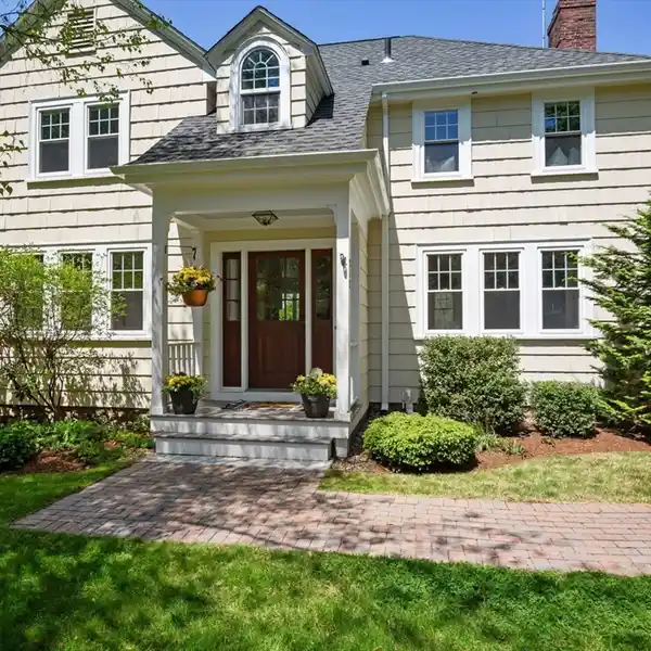 WONDERFUL COLONIAL HOME WITH A FLEXIBLE PLAN