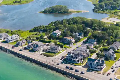 Oak Bluffs Compound Steps from the Beach