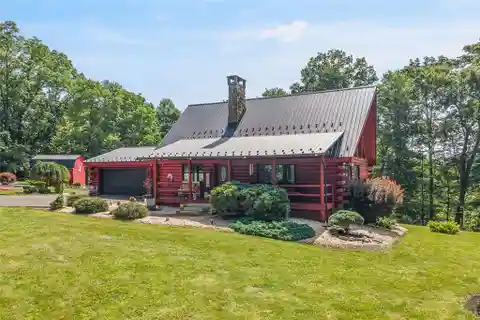 Stunning Country Retreat Near Town Amenities