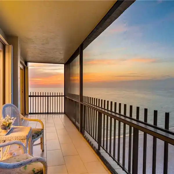 BEAUTIFUL CONDOMINIUM ON THE SAND IN THE MOORINGS