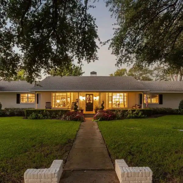 WONDERFULLY REIMAGINED SINGLE-STORY HOME IN MIDWAY HILLS