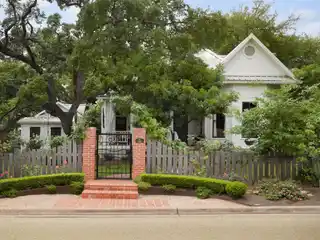 Refurbished 1890 Cottage in Travis Heights