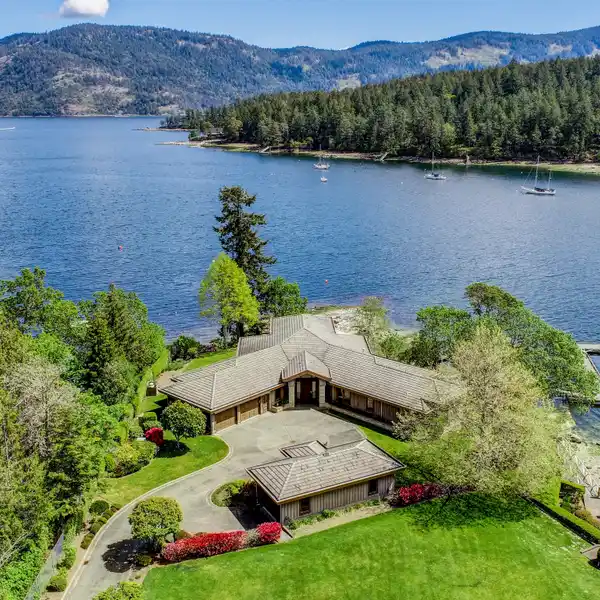 PRESTIGIOUS OCEANFRONT RESIDENCE