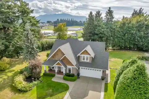 Custom Home on 1.5 Private Acres