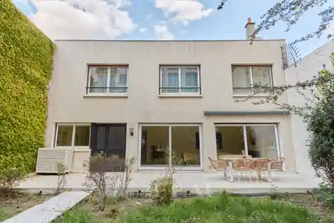 Elegant Mid-Century Property with Large Private Garden