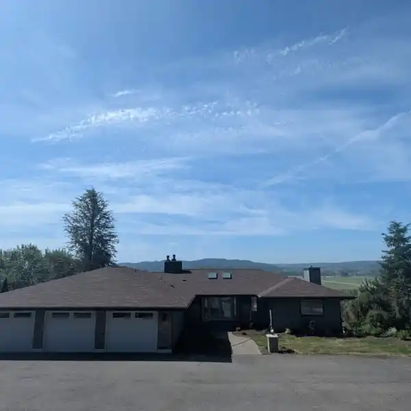 BEAUTIFULLY REMODELED DAYLIGHT RAMBLER