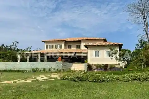 Tuscan Style in a Beautiful Natural Setting