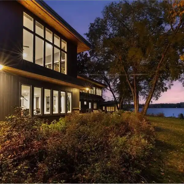 LAKESIDE MID-CENTURY MODERN GEM