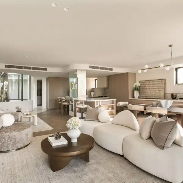 STATE-OF-THE-ART HOME WITH EXPANSIVE OPEN PLAN