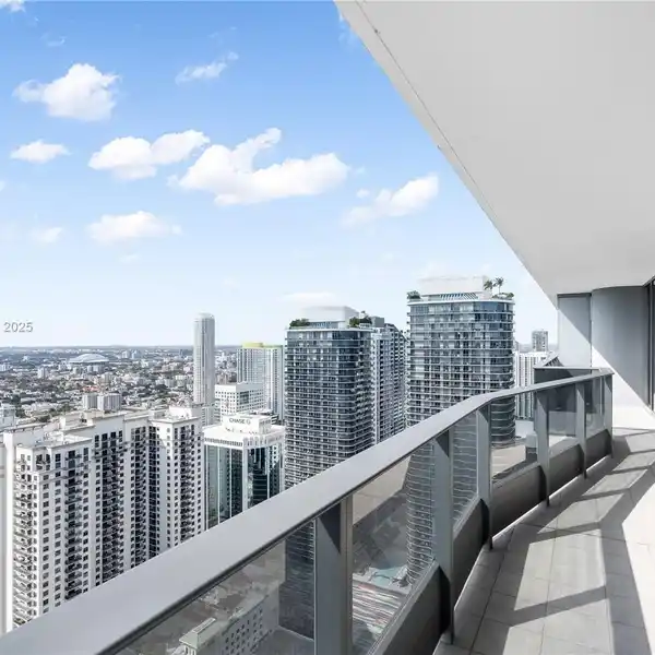 BEAUTIFUL UNIT WITH AMAZING SKYLINE VIEWS