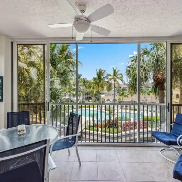 LIGHT AND BRIGHT END UNIT IN PEBBLE CREEK