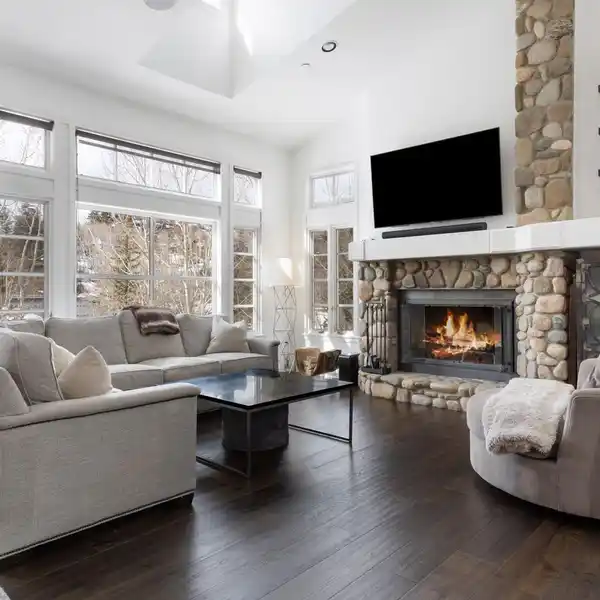 BEAUTIFULLY UPDATED END-UNIT TOWNHOME