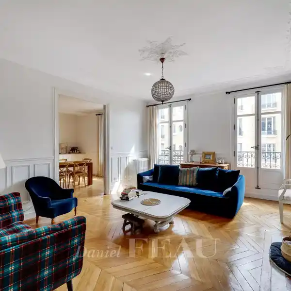 TOP-FLOOR DUPLEX APARTMENT IN AN ELEGANT BUILDING