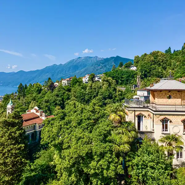 MAGNIFICENT LIBERTY-STYLE VILLA WITH LAKE VIEW