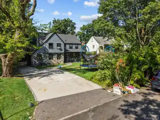 Sunlit Residence with Elegant Modern Touches