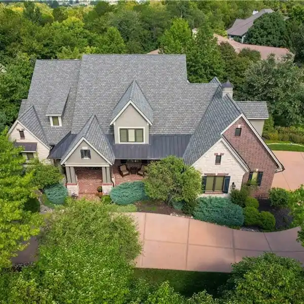 ULTRA-HIGH-QUALITY LUXURY ESTATE