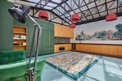 Private Mansion in a Prime Location