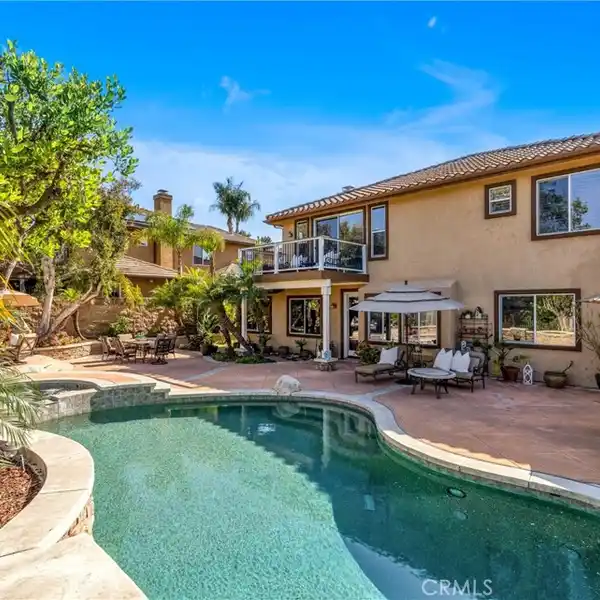 EXTRAORDINARY RESIDENCE IN GATED STONERIDGE