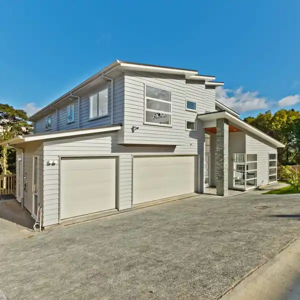 EXPANSIVE AND REFINED LIVING IN CENTRAL GREENHITHE