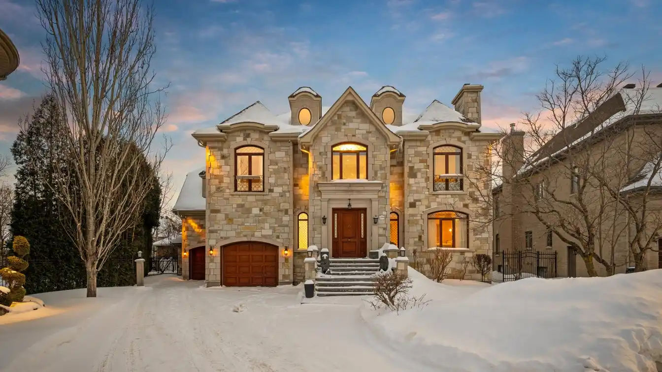 Grand Home in Prestigious Nouveau St-laurent