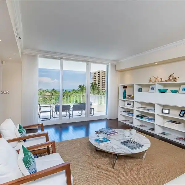 EXQUISITE RESIDENCE IN AN AMENITY-RICH BUILDING